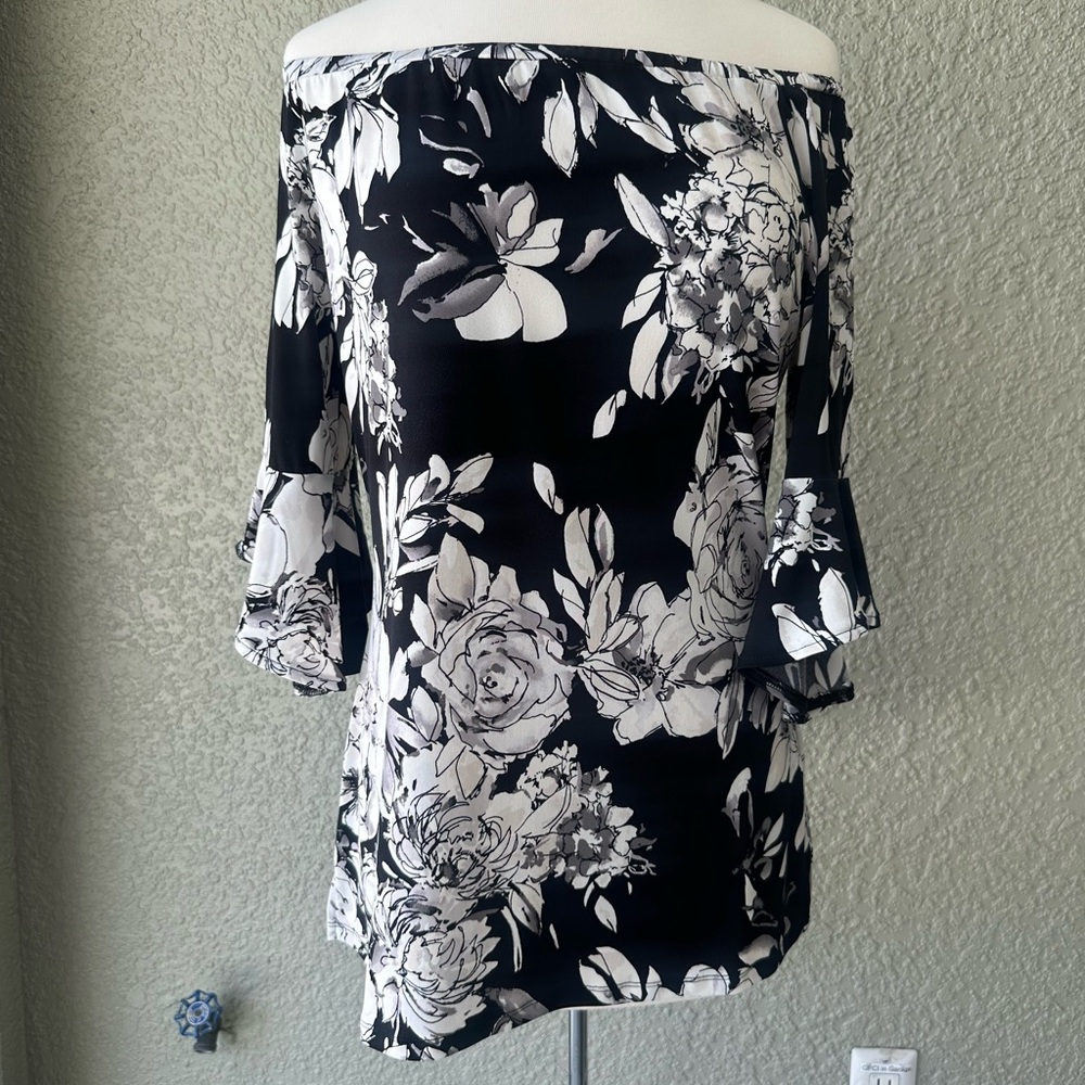 Floral Off-Shoulder Black and White Top. White House Black Market. Sz M.